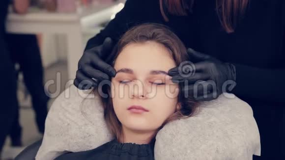 专业女眉师傅在美容院给客户做眉毛按摩视频的预览图