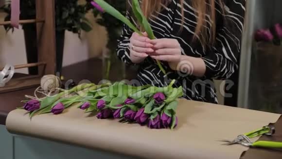 专业花艺师为国际妇女节制作花束视频的预览图