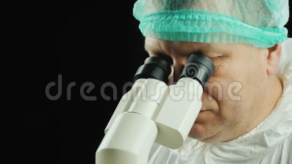 一位在实验室用显微镜工作的科学家的画像视频的预览图