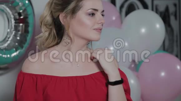 一个女孩的美丽肖像靠近气球生日时有数字视频的预览图