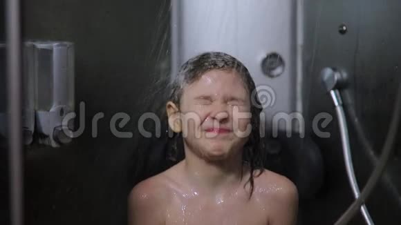 小孩在温水中洗头视频的预览图