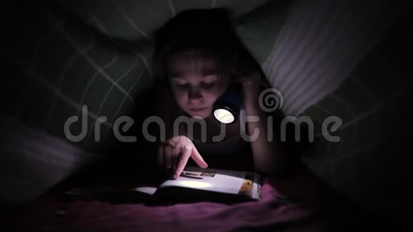 小女孩用手电筒看书视频的预览图