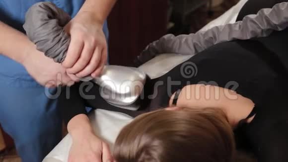 专业的男按摩师用一个特殊的装置给一个漂亮的女人做真空按摩视频的预览图
