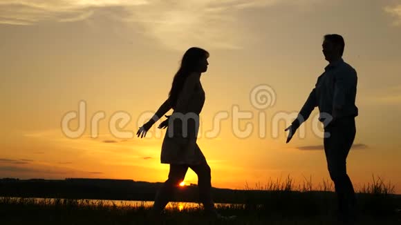 年轻夫妇在海滩上日落时跳舞快乐的男人和女孩晚上在夏天公园跳华尔兹爱的男人和女人视频的预览图