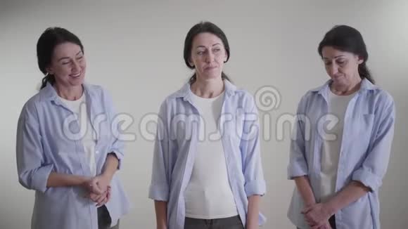 一个人内部对立情绪的三重形象布鲁内特高加索女人向左看着悲伤的个人视频的预览图