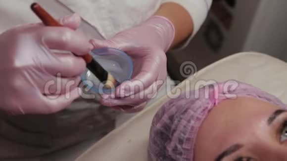 专业美容师用刷子搅动面膜视频的预览图