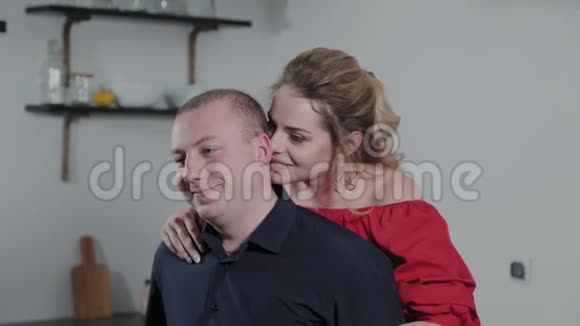 美丽幸福的男男女女在厨房里搂抱视频的预览图