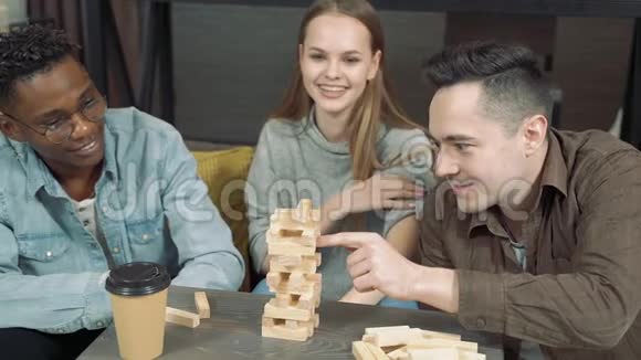 一群跨国朋友在家里的客厅里玩积木游戏视频的预览图