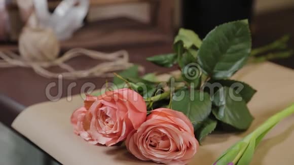 专业花商把花放在桌子上为国际妇女节准备美丽的花束视频的预览图