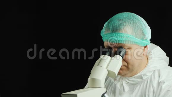 一位在实验室用显微镜工作的科学家的画像视频的预览图