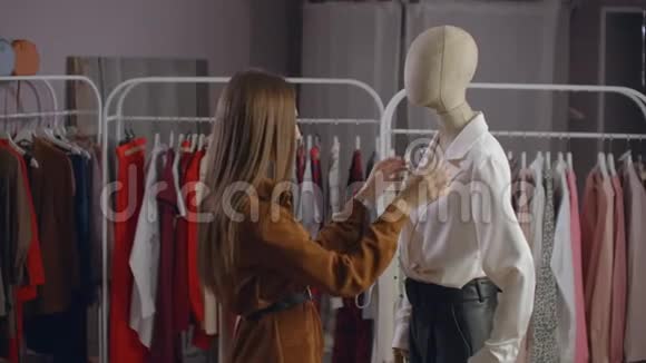 一位美女在名牌服装陈列室挑选服装视频的预览图