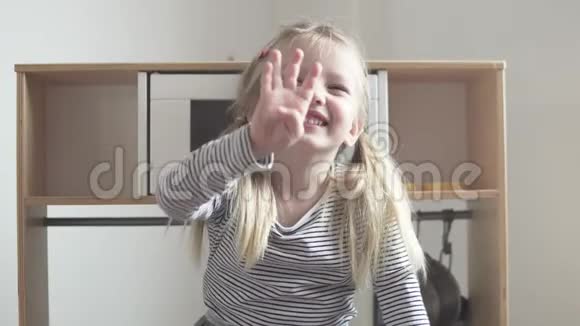 有趣的小女孩手指上显示她4岁视频的预览图