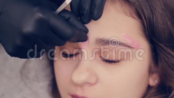 专业主眉妇女做脱毛与蜡眉对客户在美容院视频的预览图