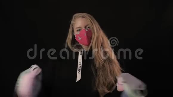 女孩带着一条白色的带子和铭文带着许多其他的面具和扭曲在黑色背景下隔离视频的预览图