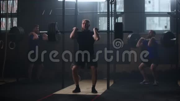 三个健身男子健美操杠铃举重锻炼肌肉运动员举重视频的预览图