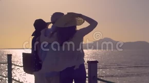 年长夫妇和他们的女儿在红海码头散步欣赏风景一家人在埃及度假视频的预览图