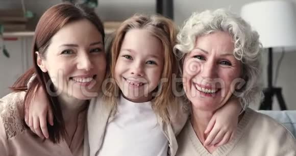 微笑跨代女性家庭拥抱在一起肖像视频的预览图