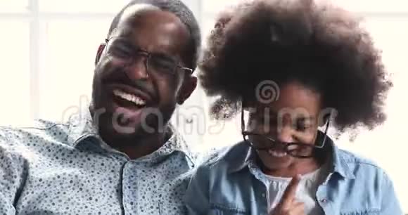 有趣可爱的非洲孩子女儿和爸爸戴着眼镜笑着视频的预览图