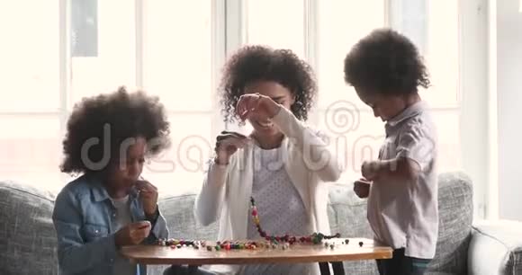 关爱非洲妈妈帮助两个孩子串珠项链视频的预览图