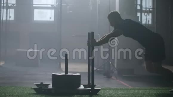 年轻强壮的高加索人在大型健身房中缓慢运动体重训练时滑向照相机视频的预览图