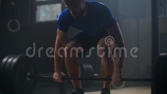 男性健美操重重棒做运动健身男子在健身俱乐部练习举重视频的预览图