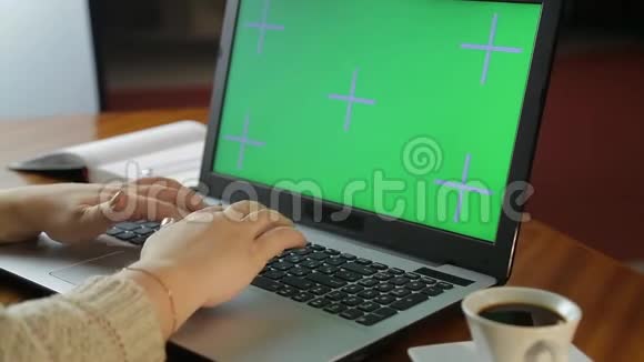 女人的手在办公室的电脑键盘上打字视频的预览图