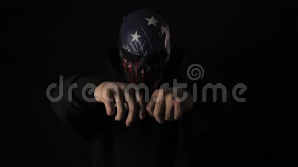 戴着恐怖面具的人拿着一条白色胶带上面写着19号孤立在黑色背景上保健和保健视频的预览图