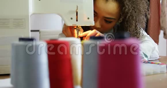 非裔美国女时装设计师在第4k车间工作缝纫机的正面视图视频的预览图