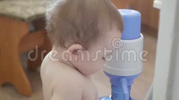 有趣的宝宝玩饮水机视频的预览图