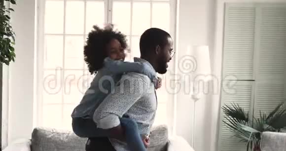 非洲爸爸带着小女儿在家里捎带视频的预览图