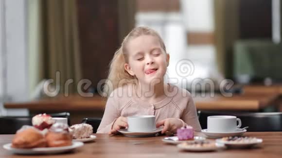 搞笑俏皮女孩喝茶舔嘴有积极情绪中型摄影机视频的预览图