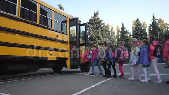 小学适龄学生进入校车视频的预览图