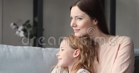 爱的单亲妈妈抱着小女儿看着梦视频的预览图