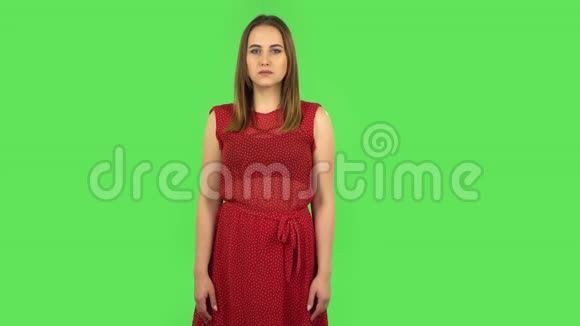 穿着红色衣服的温柔女孩不满地拍手绿色屏幕视频的预览图