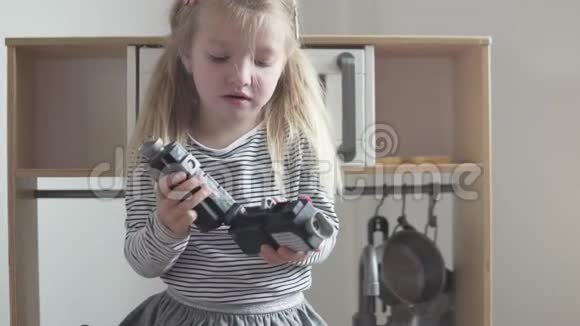 小女孩玩玩具望远镜视频的预览图