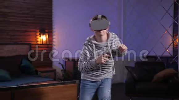 可爱的少年在VR眼镜中跳舞乐趣视频的预览图
