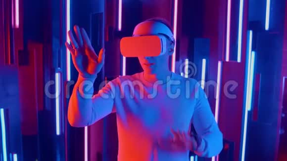 站岗男子尝试虚拟现实耳机霓虹灯视频的预览图