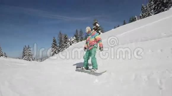 滑雪者表演魔术视频的预览图