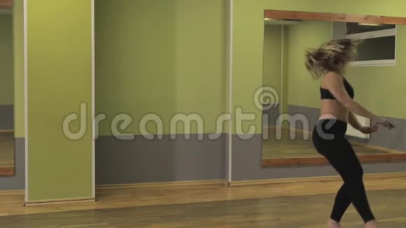 年轻女孩在镜子前慢动作跳舞视频的预览图