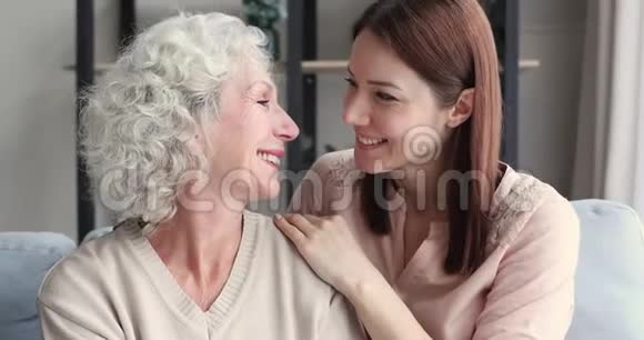 轻松快乐的小女儿拥抱老母亲欢笑肖像视频的预览图