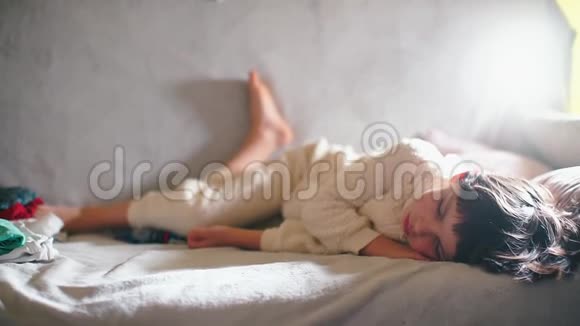 睡在沙发上的婴儿的特写视频的预览图