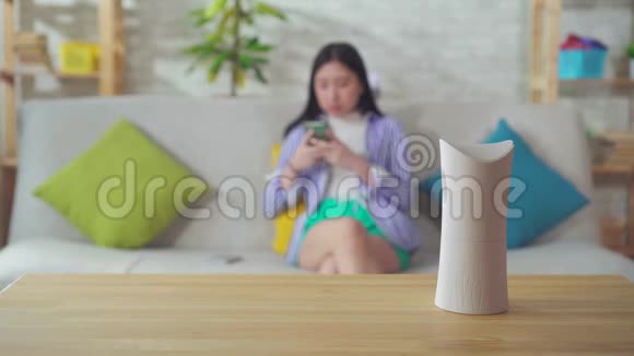 家庭自动喷雾空气清新剂的特写视频的预览图
