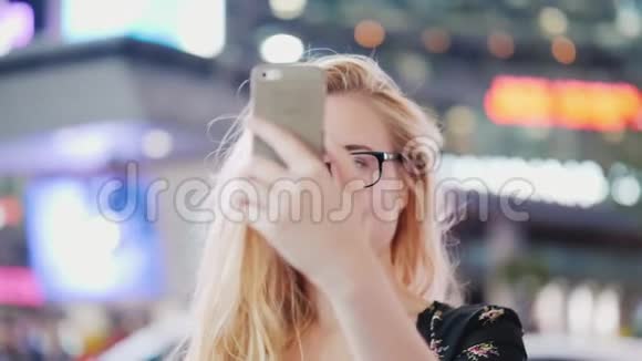 夜城的女游客用智能手机制作图片纽约市时代广场视频的预览图