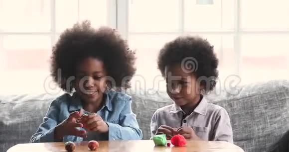 两个可爱的非洲孩子在家玩游戏视频的预览图