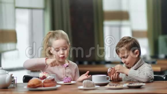 有趣的女孩和男孩在自助餐厅吃美味的早餐4k龙红相机视频的预览图
