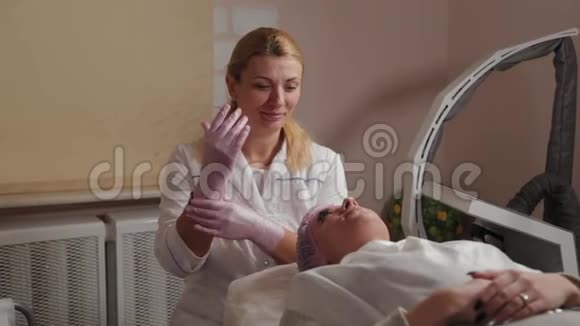 专业美容师的女人把橡胶手套放在手上视频的预览图