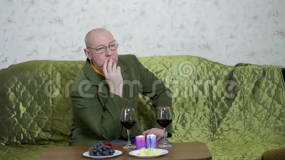 桌上拿着酒和蜡烛的男人没有等女人来访视频的预览图