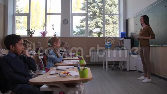 女教师与班级学生交流视频的预览图
