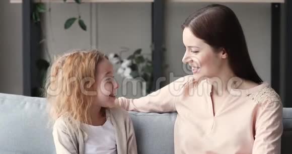 微笑的母亲和可爱的女儿进行友好的交谈视频的预览图