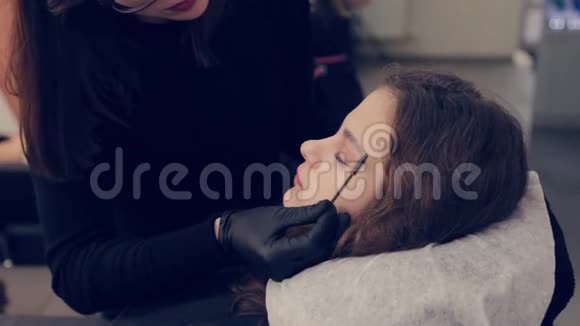 专业大师眉毛女士在美容院给客户梳眉毛视频的预览图